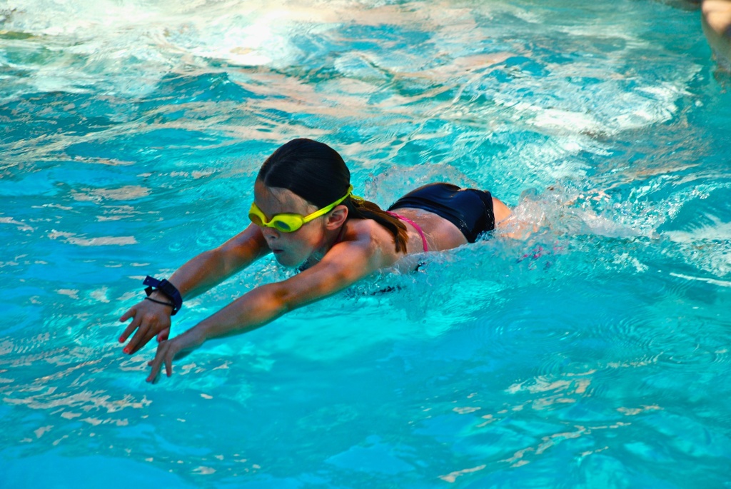 2009/06(June)/SWIMMING WITH HALEY ROSSI, KYLA, VALE/1024x768_2009-06-14-03 VALE KYLA HALEY SWIM.jpg